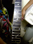 ポールの折ったギターの破片